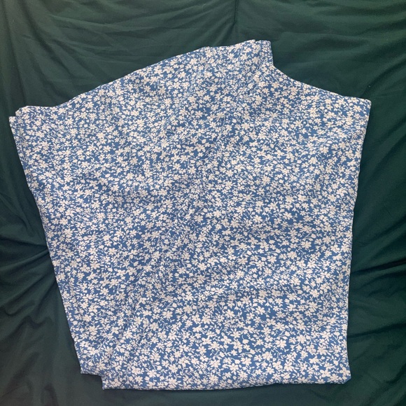 SHEIN Blue and White Floral Patterned Fabric - Picture 2 of 4